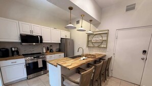 Unclassified image, 5 of 13, button - Coral Reef Suite | 1 bed near Duval & waterfront (Key West)