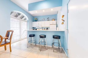 Fridge, microwave, oven, stovetop - Coral Reef Suite | 1 bed near Duval & waterfront (Key West)