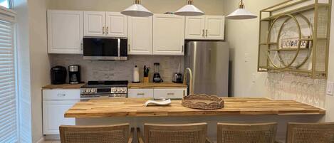 Kjøleskap, mikrobølgeovn, ovn og kokeplater