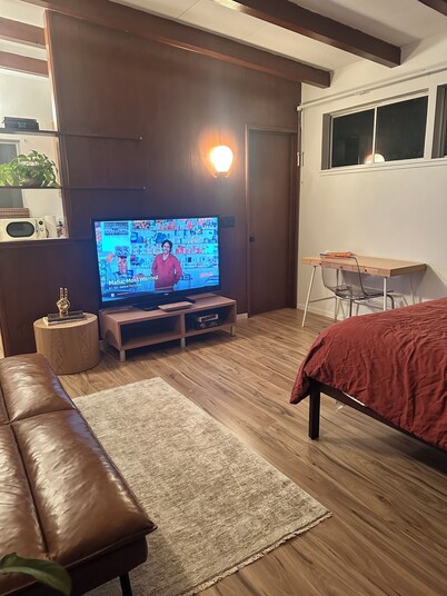 1950’s Mid-Century-Modern studio with AC and WiFi in lovely Merced