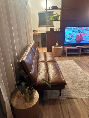 1950’s Mid-Century-Modern studio with AC and WiFi in lovely Merced