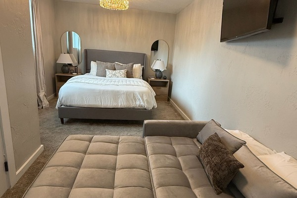 2 habitaciones, escritorio y tabla de planchar con plancha