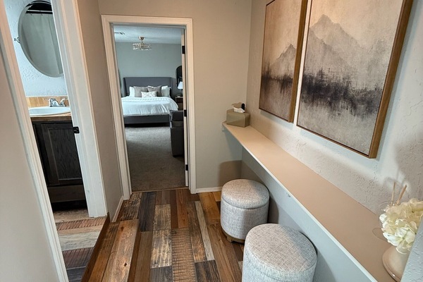 2 chambres, bureau, fer et planche Ă repasser, lit parapluie