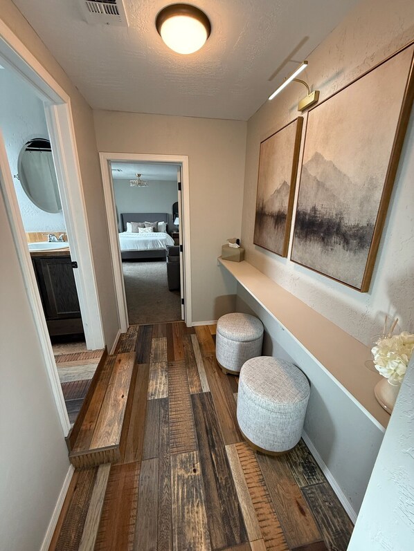 2 slaapkamers, een bureau, een strijkplank/strijkijzer, reisbedje