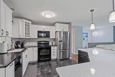 4-bedroom house in brilliant Clear Lake with AC, WiFi. Enjoy your stay