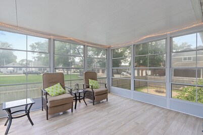 4-bedroom house in brilliant Clear Lake with AC, WiFi. Enjoy your stay