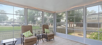 4-bedroom house in brilliant Clear Lake with AC, WiFi. Enjoy your stay