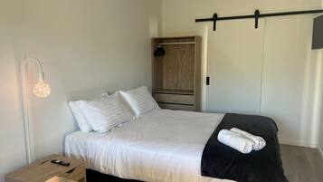 1 bedroom, bed sheets