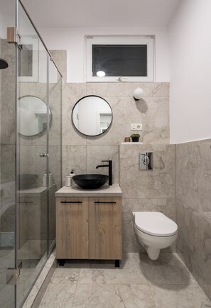 Comfort Studio, 1 Queen Bed, Air conditioning | Bathroom
