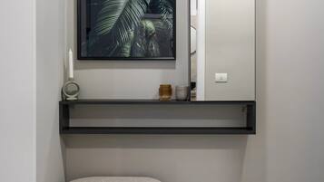 Comfort Studio, 1 Queen Bed, Air conditioning | Iron/ironing board, free WiFi