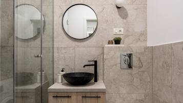 Comfort Studio, 1 Queen Bed, Air conditioning | Bathroom