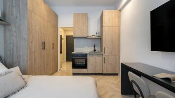 Comfort Studio, 1 Queen Bed, Air conditioning | Private kitchen | Coffee/tea maker, electric kettle, toaster