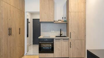 Comfort Studio, 1 Queen Bed, Air conditioning | Private kitchen | Coffee/tea maker, electric kettle, toaster