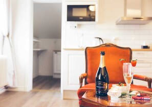 Habitación doble Deluxe | Espacio para trabajar con laptop, cortinas blackout y insonorización 