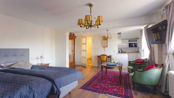 Deluxe tweepersoonskamer | Een laptopwerkplek, verduisterende gordijnen, geluiddichte muren