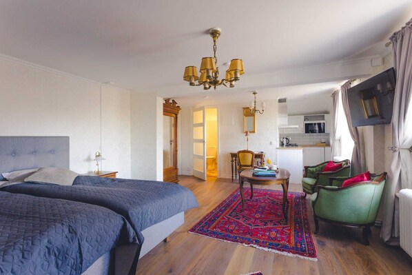 Habitación doble Deluxe | Espacio para trabajar con laptop, cortinas blackout y insonorización 