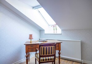 Deluxe Double Room | Laptop workspace, blackout curtains, soundproofing, iron/ironing board - Laxå Herrgårdhotell (Laxå)