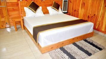Ein Zimmer mit Holzwänden, einem Bett, einem Heizgerät und einer kleinen Pflanze an der Wand.