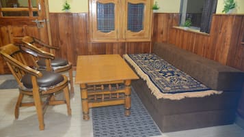 Deluxe Double Room, Hill View | In-room dining