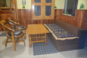 Habitación Deluxe doble, vistas a la colina | Servicio de comidas en la habitación