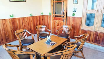 Deluxe Double Room, Hill View | In-room dining