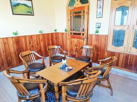 Habitación Deluxe doble, 1 cama doble con sofá cama, vistas a la colina | Servicio de comidas en la habitación