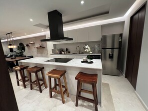 Micro-ondes, four, plaque de cuisson, lave-vaisselle