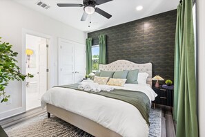 4 quartos, cofres nos quartos, escrivaninha