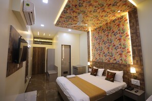 Desk, laptop workspace, free WiFi - VL Patil Stays & Banquets (Gulbarga)
