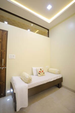 Desk, laptop workspace, free WiFi - VL Patil Stays & Banquets (Gulbarga)