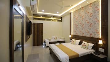 Phòng 3 Superior, phòng tắm riêng | Bàn, khu vực làm việc phù hợp cho laptop