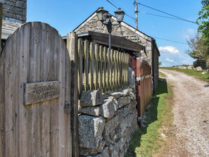المنطقة المحيطة بالمنشأة