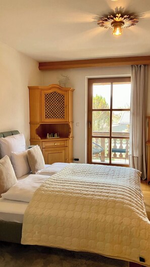 3 Schlafzimmer, Schreibtisch, Bügeleisen/Bügelbrett, Reisekinderbett