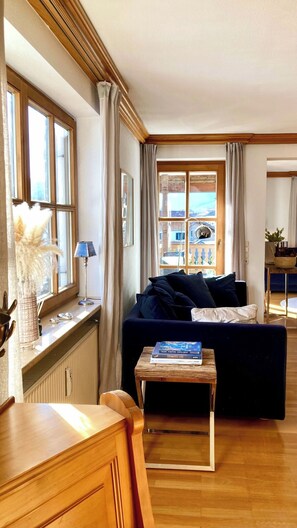 Smart-tv, een stereo en een computerscherm