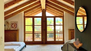 3 slaapkamers, een bureau, een strijkplank/strijkijzer, reisbedje