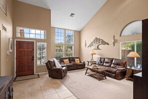 Smart-tv, een open haard, boeken en een printer