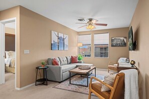 Smart-tv, een open haard, boeken en een printer