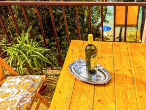 Apartment | Outdoor dining - Seafront Apartment Dana - Two Bedroom Apartment With Terrace and Sea View (Vela Luka)