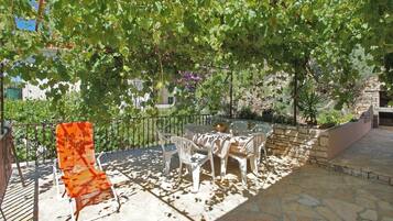 Apartment | Outdoor dining