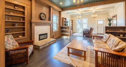 The Vandeveer, Stunning Craftsman Estate in Historic Downtown Burnet