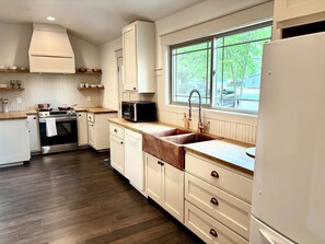 Réfrigérateur, four à micro-ondes, un four, surface de cuisson