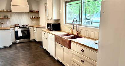 The Vandeveer, Stunning Craftsman Estate in Historic Downtown Burnet