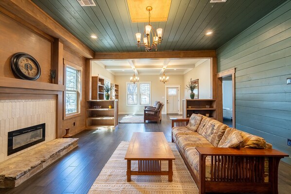 Smart TV, chimenea y libros 