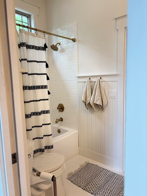 毛巾、肥皂、洗发水、卫生纸