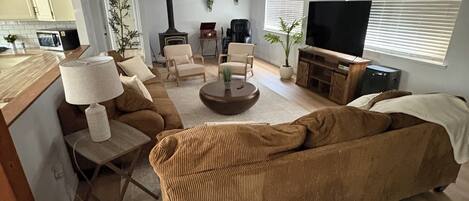 TV connectée, cheminée, espaces bureaux