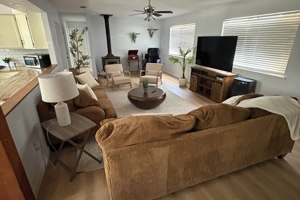 Smart TV, chimenea y oficina