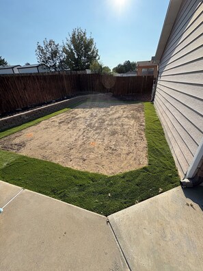 Property grounds - Charming 3-bedroom house with a ton of amenities. (Farmington)