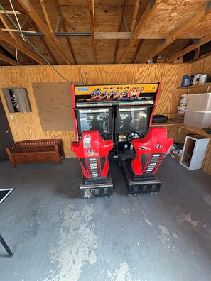 Games room - Charming 3-bedroom house with a ton of amenities. (Farmington)