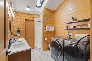 Shower, hair dryer, towels - Luxury Cabin Retreat w/ Epic Views & Game Room (Estes Park)
