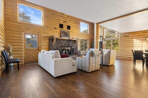 Fernseher, Kamin, Videospiele, Bücher